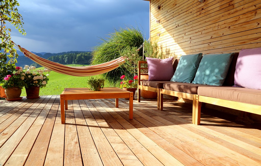 Holzterrasse mit Holzmöbeln und Hängematte