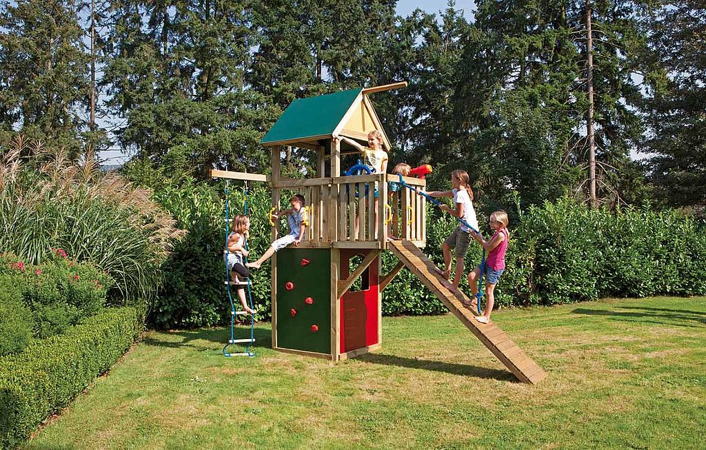 Kinder auf einem Spielplatz mit Spielgeräten aus Holz