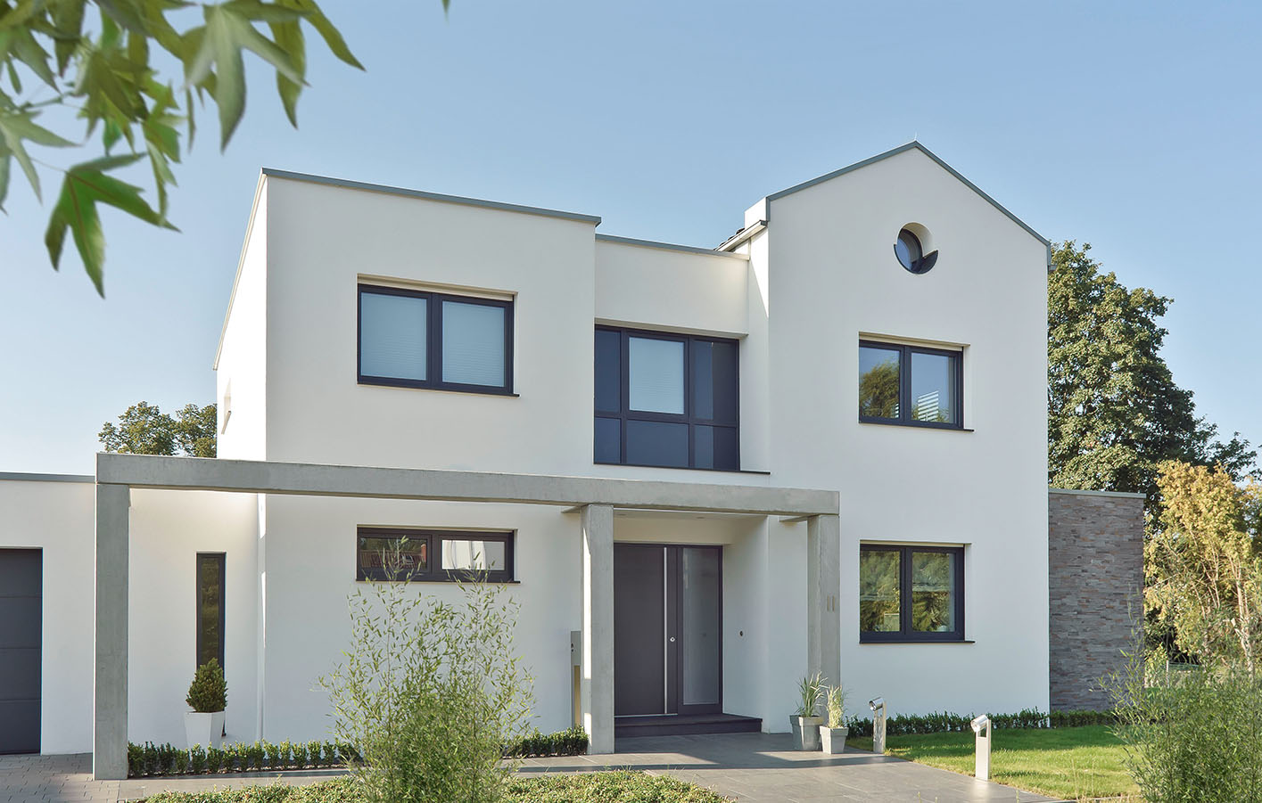 Wohnhaus mit Haustür passend zu Fenstern
